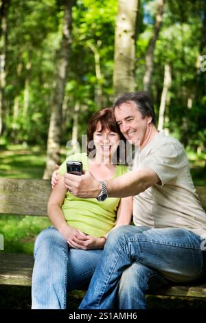 La vita inizia a 40 anni. Un momento di relax come una coppia matura, goditi il momento con un selfie. Foto Stock