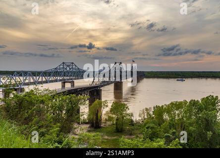 Stati Uniti, Mississippi, Vicksburg, ponte autostradale e ponte ferroviario sul fiume Mississippi al tramonto Foto Stock