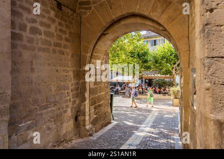 Francia, Drôme, Grignan, etichettato Les Plus Beaux Villages de France, volta della porta del Tricot del XIII secolo Foto Stock