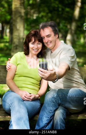 La vita inizia a 40 anni. Un momento di relax come una coppia matura, goditi il momento con un selfie. Foto Stock