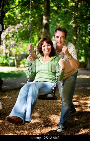 La vita inizia a 40 anni. Una coppia giovane di cuore e matura, dall'umore spensierato, che si diverte a vicenda mentre condivide un swing. Foto Stock