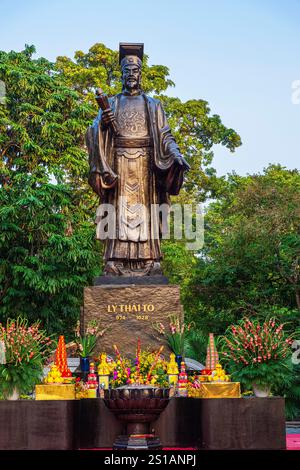 Vietnam, Hanoi, distretto di Hoan Kiem, ex distretto coloniale francese, statua in bronzo dell'imperatore Ly Thai To (974-1028), fondatore della dinastia Ly e della città di Thang Long nel 1010 che divenne la città di Hanoi Foto Stock