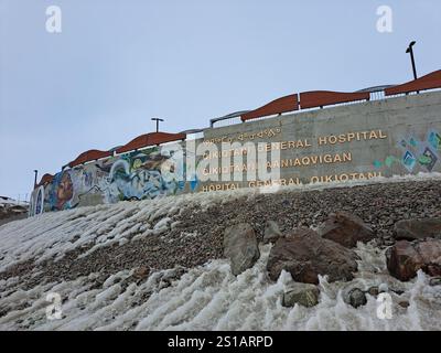 Cartello Qikiqtani General Hospital su Niaqunngusiariaq a Iqaluit, Nunavut, Canada Foto Stock