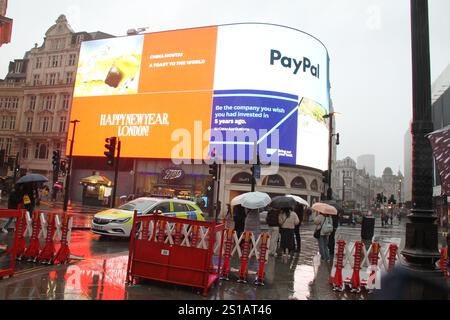 Londra, Regno Unito. 1 gennaio 2025. Barricate erette intorno a Piccadilly Circus prima della parata di Capodanno. ? La parata inaugurale del 1987 ha attirato 2.000 artisti e ha raggiunto oltre 10.000 partecipanti da Stati Uniti, Regno Unito, Europa e oltre 500.000" Pubblico televisivo? (Foto di David Mbiyu/SOPA Images/Sipa USA) credito: SIPA USA/Alamy Live News Foto Stock