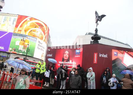 Londra, Regno Unito. 1 gennaio 2025. I partecipanti hanno sfidato la pioggia per dare un'occhiata alla sfilata al Piccadilly Circus. ? La parata inaugurale del 1987 ha attirato 2.000 artisti e ha raggiunto oltre 10.000 partecipanti da Stati Uniti, Regno Unito, Europa e oltre 500.000" Pubblico televisivo? (Foto di David Mbiyu/SOPA Images/Sipa USA) credito: SIPA USA/Alamy Live News Foto Stock