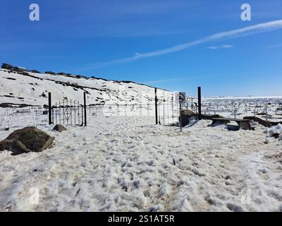 Cancelli di ferro al cimitero Iqaluit in via Nipisa a Iqaluit, Nunavut, Canada Foto Stock