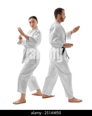 Combattenti di Karate in uniforme su sfondo bianco Foto Stock