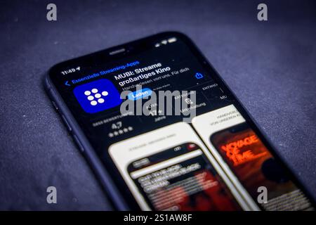Apple App Store auf einem iPhone. Essentielle streaming-Apps. MUBI: Streame großartiges Kino. // 02.01.2025 Foto Stock