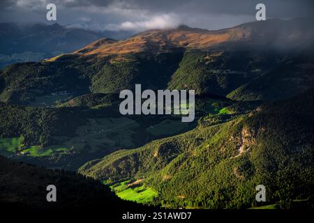 Luce fantastica nelle Dolomiti italiane. Le Alpi italiane. Splendida vista dalla cima di Seceda vicino a Urtijëi . Alto Adige nel nord dell'IT Foto Stock