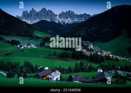 Villaggio di Santa Maddalena, Val di Funes, alto Adige, Italia, Europa. Alpi delle Dolomiti. Un meraviglioso paesaggio montano al crepuscolo. Foto Stock