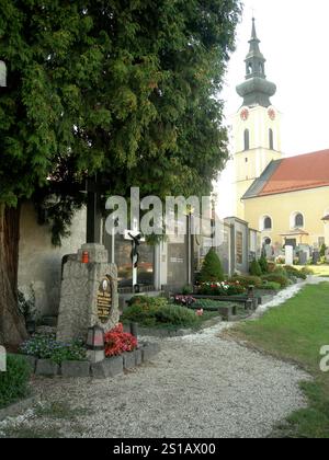 11 agosto 2008 la tomba dei genitori di Adolf Hitler, Alois e Klara, sotto un albero nel cimitero della chiesa di San Michele a Leonding, alla periferia di Linz, Austria. Foto Stock