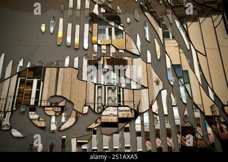 Riflesso dell'edificio di Lisbona in arte murale astratta a specchio Foto Stock