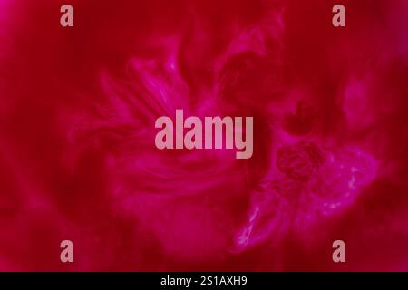 Foto macro della superficie del latte bianco diluito con succo di lampone rosso fresco, primo piano, vista dall'alto. Sfondo astratto di lampone e latte. Raspbe Foto Stock