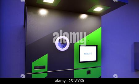 Varsavia, Polonia. 2 gennaio 2025. Distributore automatico di riciclaggio in un supermercato netto. Sistema di rimborso del deposito. Foto Stock