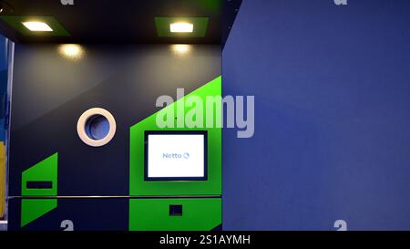 Varsavia, Polonia. 2 gennaio 2025. Distributore automatico di riciclaggio in un supermercato netto. Sistema di rimborso del deposito. Foto Stock
