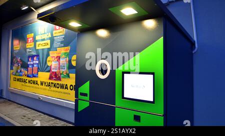 Varsavia, Polonia. 2 gennaio 2025. Distributore automatico di riciclaggio in un supermercato netto. Sistema di rimborso del deposito. Foto Stock