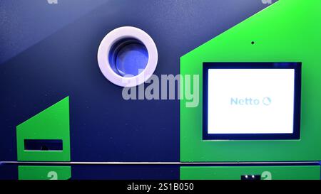 Varsavia, Polonia. 2 gennaio 2025. Distributore automatico di riciclaggio in un supermercato netto. Sistema di rimborso del deposito. Foto Stock