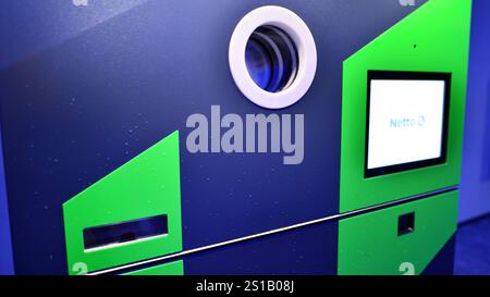 Varsavia, Polonia. 2 gennaio 2025. Distributore automatico di riciclaggio in un supermercato netto. Sistema di rimborso del deposito. Foto Stock
