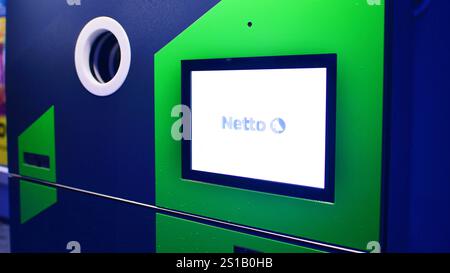 Varsavia, Polonia. 2 gennaio 2025. Distributore automatico di riciclaggio in un supermercato netto. Sistema di rimborso del deposito. Foto Stock