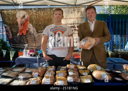 Giovani agricoltori Regno Unito. Nick Ball e Jacob Sykes, giovane agricoltore di seconda e prima generazione. Dalla fosse Meadows Farm. Producono tacchini e polli all'aperto. Queens Park Farmers Market, North London anni '2012 2010, Regno Unito, HOMER SYKES. Foto Stock