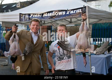 Jacob Sykes e Nick Ball giovani agricoltori di prima e seconda generazione. Dalla fosse Meadows Farm. Producono tacchini e polli all'aperto. Queens Park Farmers Market, North London anni '2012 2010, Regno Unito, HOMER SYKES. Foto Stock