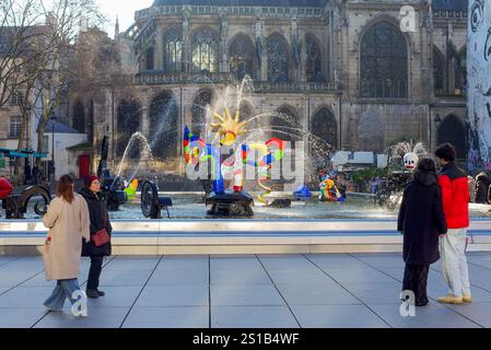Parigi, Francia, 12.26.2024. Una coppia che guarda la fontana Stravinsky con sullo sfondo la Chiesa di San Merri Foto Stock