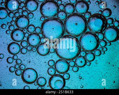 Fondo con bolle d'aria disciolte in liquido blu. Illustrazione di un articolo scientifico in chimica o fisica. Sfondo per la pubblicità cosmet Foto Stock