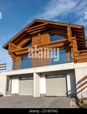 Casa fatta di tronchi di legno. Moderna casa in legno Foto Stock