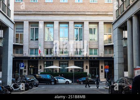 Torino, Italia - 24 novembre 2024: Facciata dell'hotel principi di Piemonte, un edificio classico con persone intorno a Torino o Torino, Italia Foto Stock