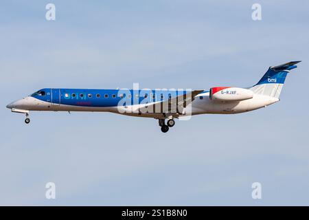 Embraer regionale bmi britannico ERJ-145 con registrazione G-RJXF in finale per l'aeroporto di Bruxelles Foto Stock