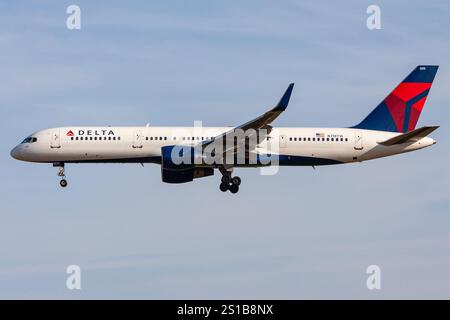 Delta Air Lines Boeing 757-200 con registrazione N718TW in finale per l'aeroporto di Bruxelles Foto Stock