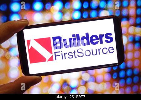 In questa immagine, il logo dell'azienda Builders FirstSource viene visualizzato sullo schermo di uno smartphone. Foto Stock