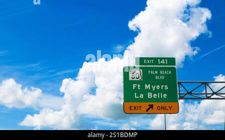Wegweiser / Vorwegweiser / Richtungsschild auf der Florida State Road 80, Palm Beach Blvd, Abfahrt / uscita Richtung ft Myers & la Belle, Florida, Stati Uniti. Foto Stock