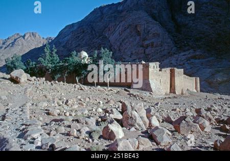 Muro di granito che circonda l'area del monastero, monastero di Santa Caterina, penisola del Sinai, Egitto, settembre 19899 Foto Stock