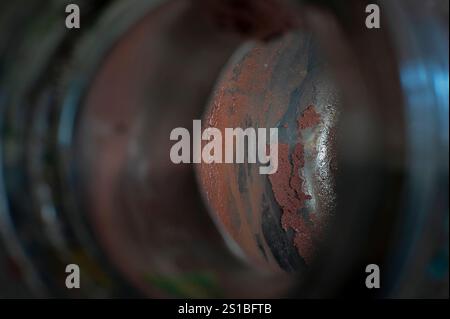 Il vino puro separato da questo residuo è stato posto in un secondo contenitore e lasciato riposare in un luogo freddo. Fecce di vino in bottiglia. Foto Stock