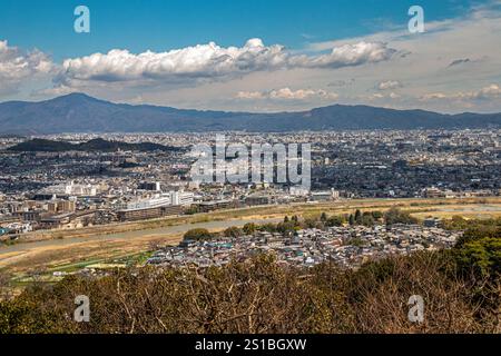 Vista del fiume Katsuragwa e Kyoto dal Parco delle Scimmie di Iwatayama, Arashiyama, Kyoto, Giappone Foto Stock