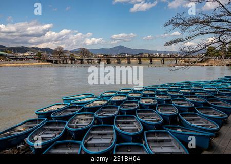 Barche sul fiume Katsuragwa, Arashiyama, Kyoto, Giappone Foto Stock