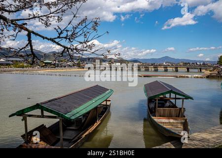 Barche sul fiume Katsuragwa, Arashiyama, Kyoto, Giappone Foto Stock