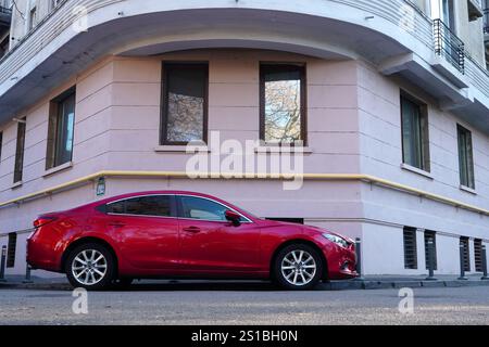 Bucarest, Romania - 1 gennaio 2025: Mazda 6 Turbo auto rossa parcheggiata in strada vicino a casa Foto Stock