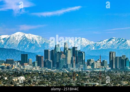 Los Angeles Skyline con le San Gabriel Mountains innevate sullo sfondo, inverno 2024, Los Angeles, California Foto Stock