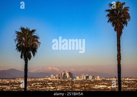Los Angeles Skyline con le San Gabriel Mountains innevate sullo sfondo, inverno 2024, Los Angeles, California Foto Stock
