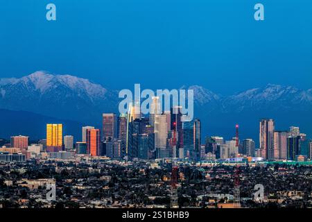 Los Angeles Skyline con le San Gabriel Mountains innevate sullo sfondo, inverno 2024, Los Angeles, California Foto Stock