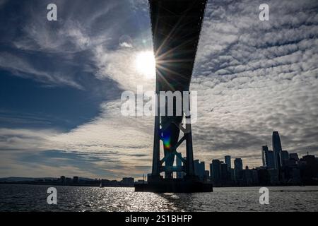 Vista dal traghetto sotto il ponte Oakland-Bay, San Francisco Bay, California Foto Stock