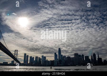 Vista del ponte Oakland-Bay e dello skyline di San Francisco da Ferry, San Francisco Bay, California Foto Stock