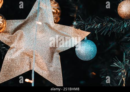 Decorazione dell'albero di Natale con baubles e stelle d'argento e dorate Foto Stock