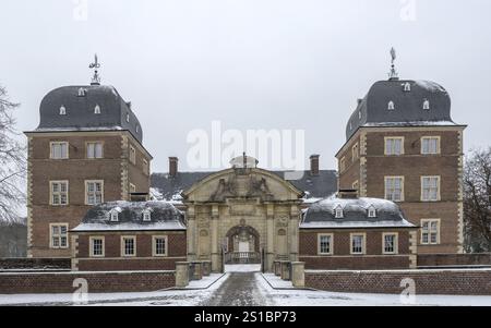 Castello barocco e fossato di Ahaus, oggi sede dell'Accademia tecnica di Ahaus, Ahaus, Muensterland, Renania settentrionale-Vestfalia, Germania, Europa Foto Stock