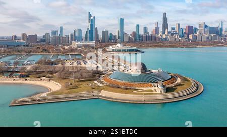 Una vista aerea dell'Adler Planetarium, che si trova nel Museum Campus nel centro di Chicago e il primo Planetarium in America. Foto Stock