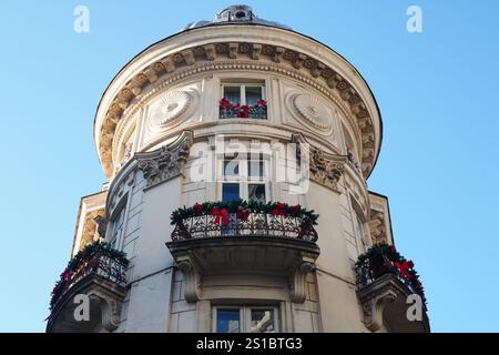 Splendido edificio storico decorato per Natale nel centro di Bucarest, Romania Foto Stock