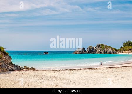 Bermuda Horseshoe Beach con poche persone sulla spiaggia di sabbia e in acqua Foto Stock