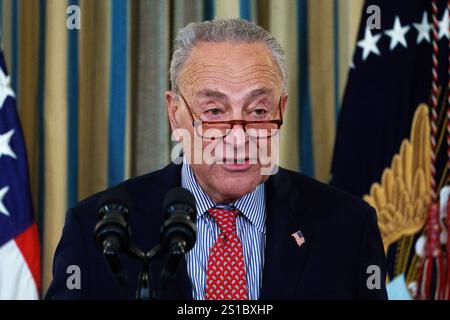 Washington, Stati Uniti. 2 gennaio 2025. Il leader della maggioranza del Senato Chuck Schumer parla davanti al presidente degli Stati Uniti Joe Biden per aver ottenuto 235 conferme giudiziarie, alla Casa Bianca, Washington, DC, USA, 2 gennaio 2025. Il Presidente Biden ha anche fatto osservazioni sugli incidenti di New Orleans e Las Vegas. EPA-EFE/WILL OLIVER/POOL Credit: Abaca Press/Alamy Live News Foto Stock